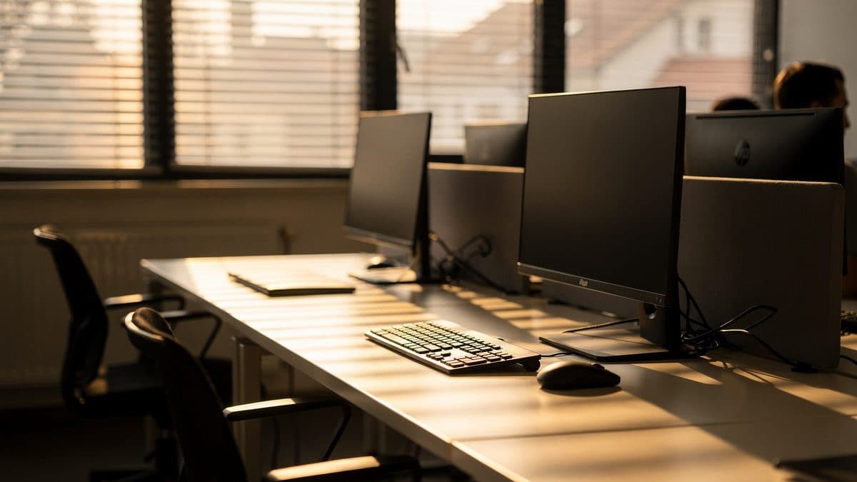 Tech és autóipari leépítések: mikor érezni a hullámverést Magyarországon?