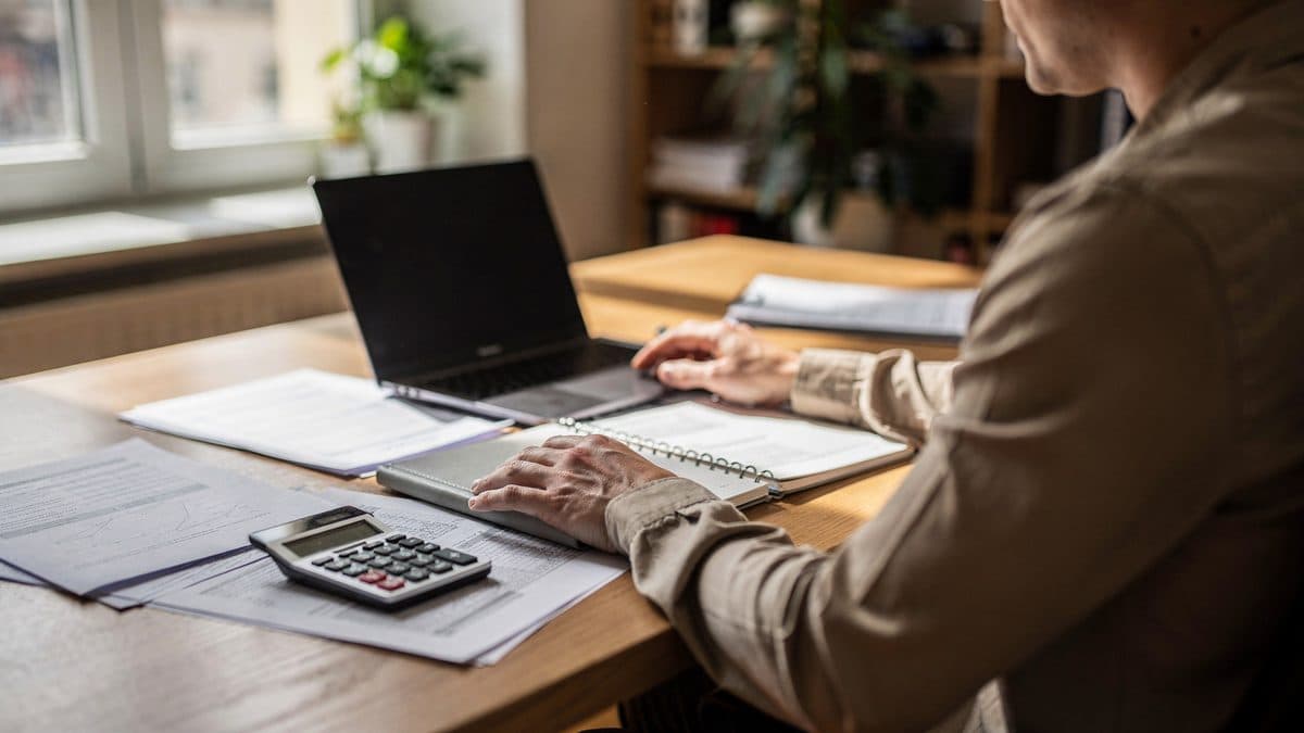 Új KATA 2027: Magyar Péter bejelentette, havi 100 ezer forint lesz, és újra lehet cégnek számlázni
